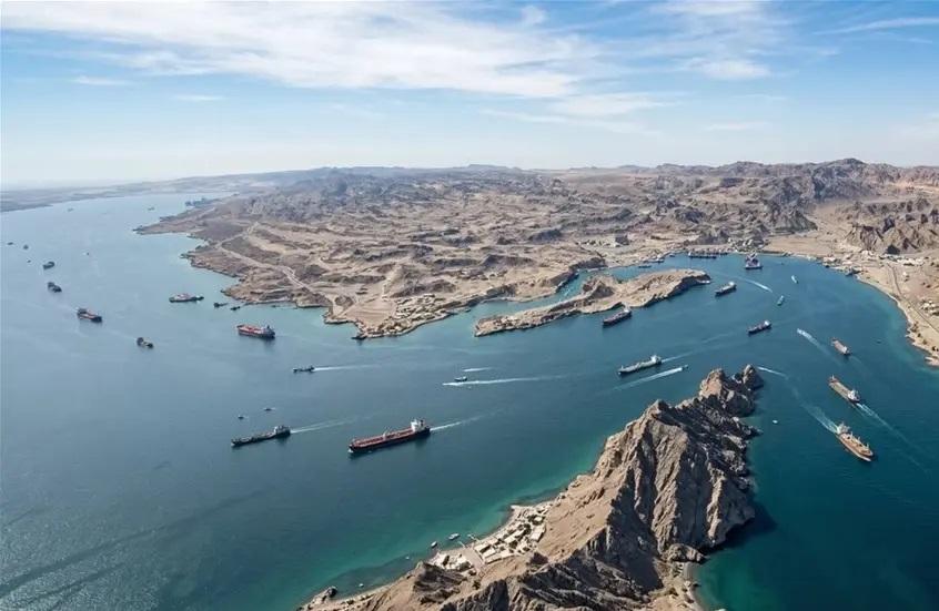 إيران تهدد بمصادرة السفن في مضيق هرمز