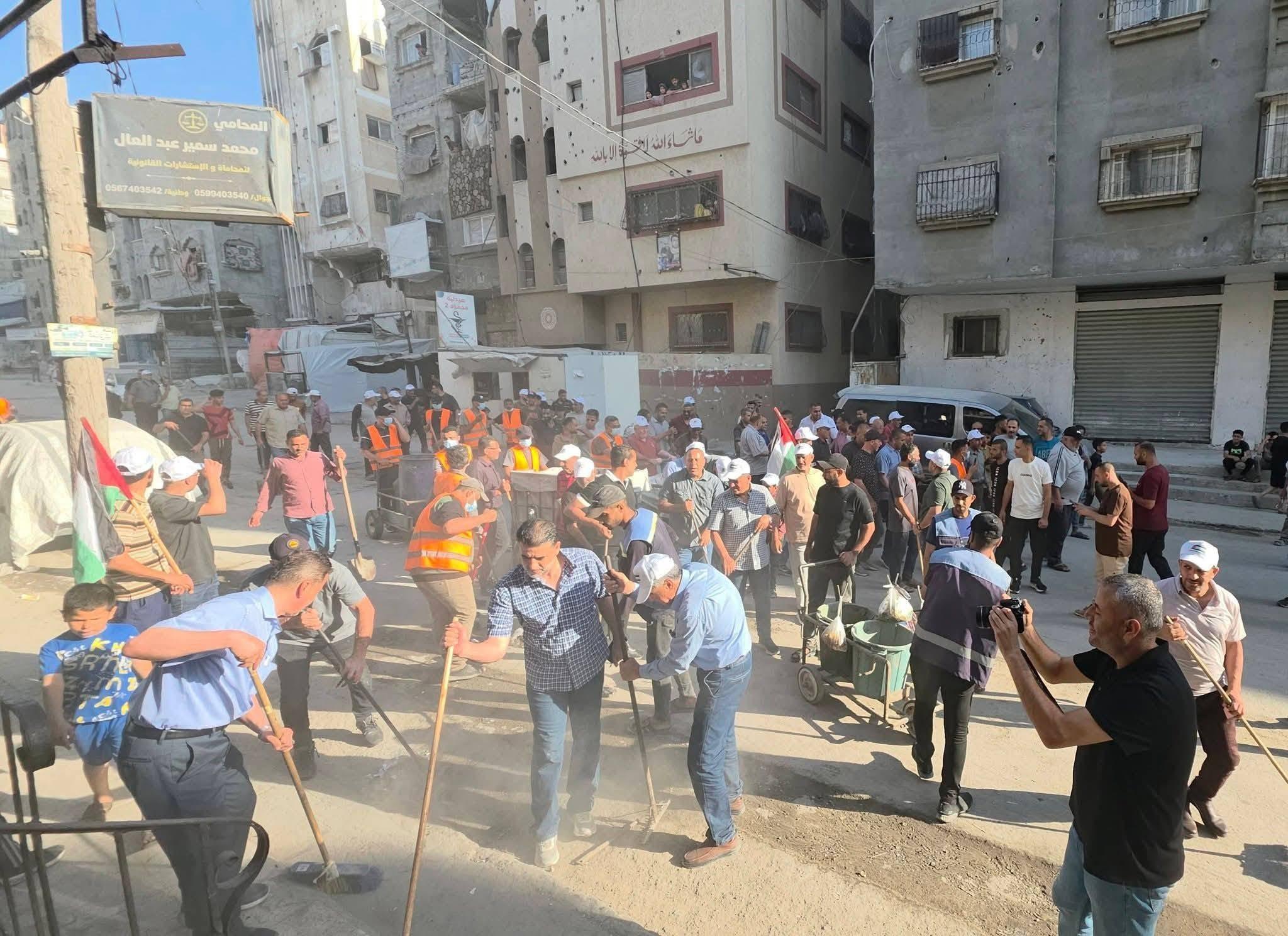 حملة تطوعية واسعة لتنظيف وإعادة تأهيل شوارع وأزقة مخيم الشاطئ بمدينة غزة