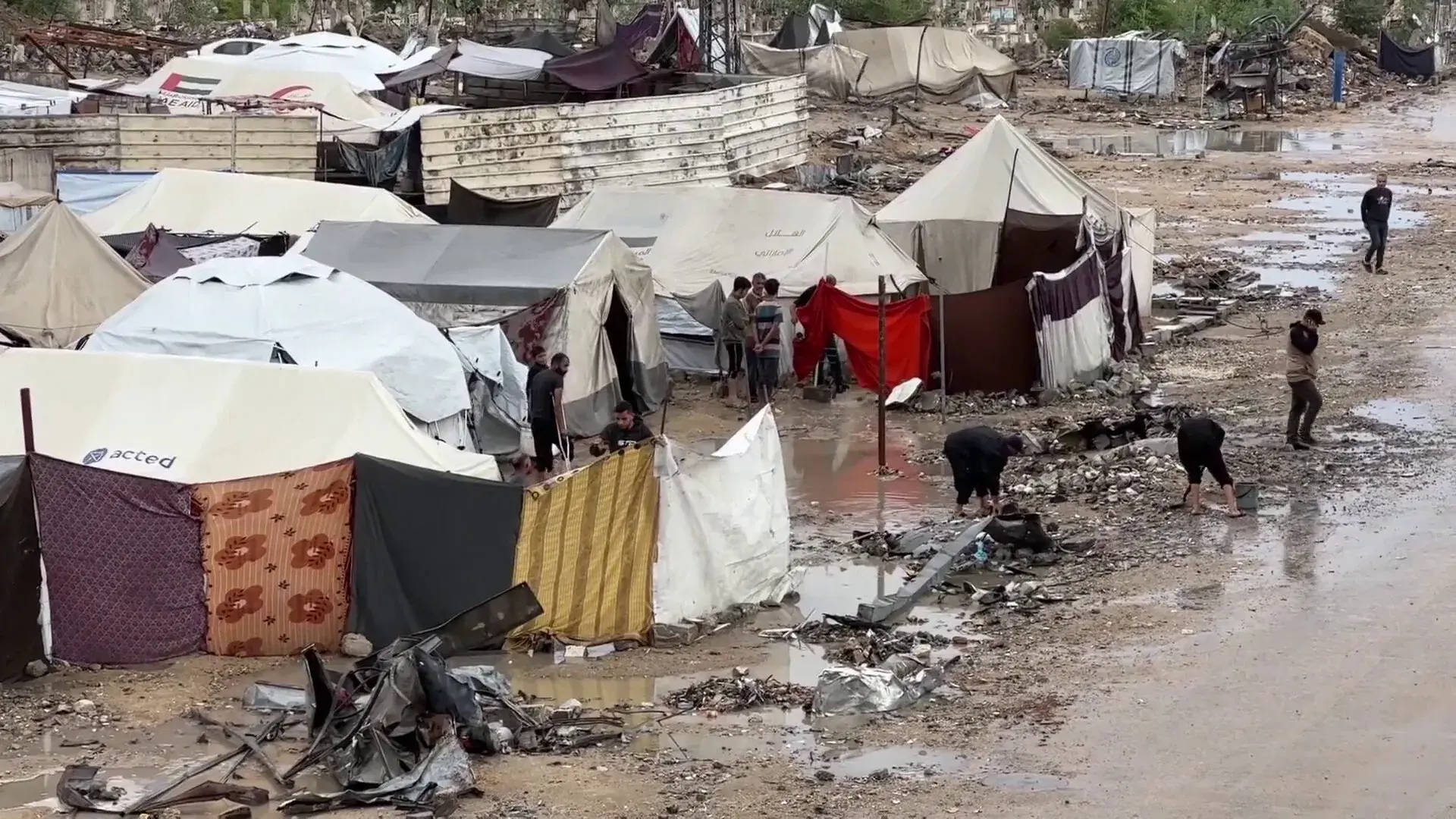 المنخفض الجوي يُفاقم معاناة سكان الخيام في قطاع غزة