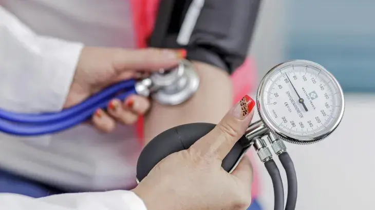 الصحة بغزة تحذّر: نقص الأدوية يُهدد حياة 225 ألف مريض ضغط دم في القطاع