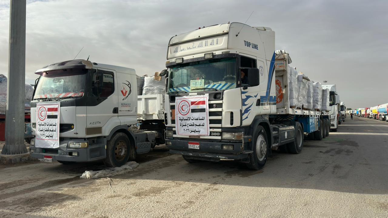 الهلال الأحمر المصري يواصل مد غزة بسلال غذائية ومستلزمات شتوية