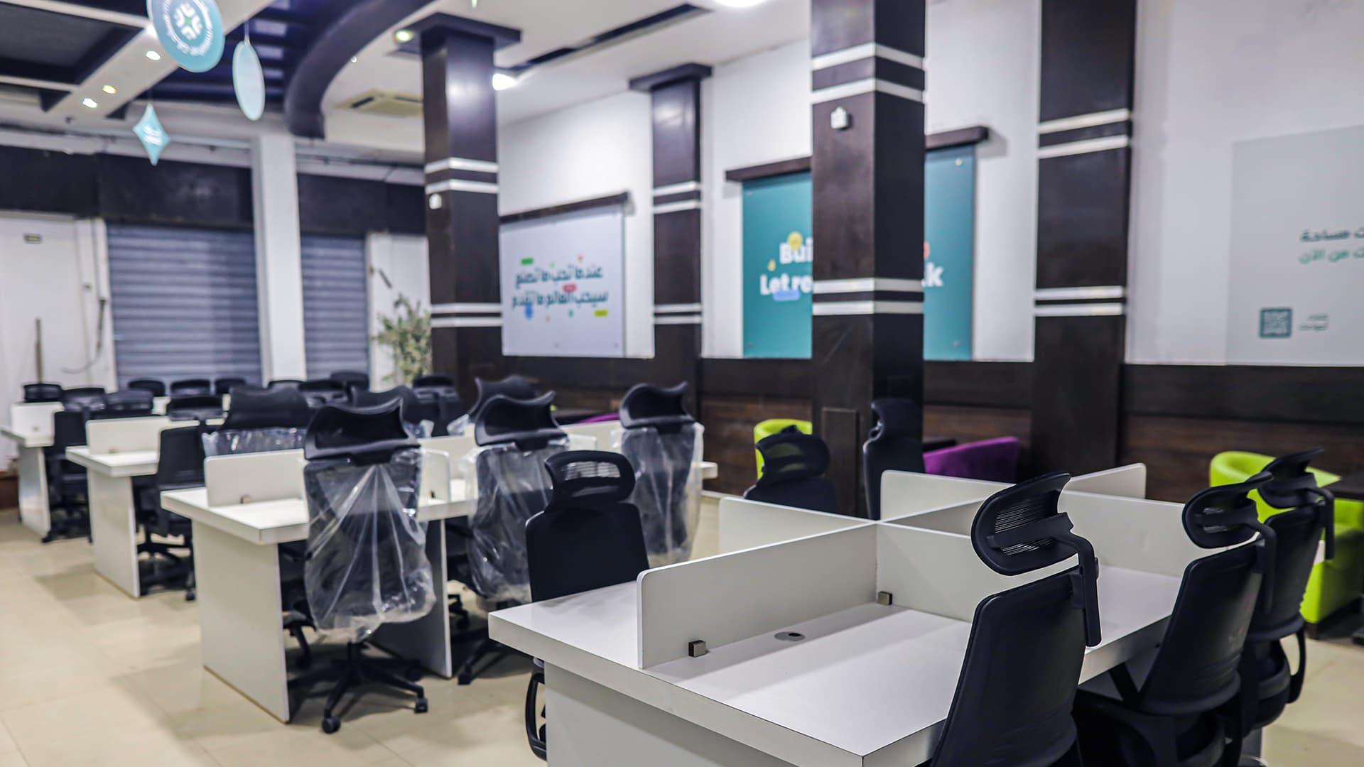 تقرير: بين الطموح والتكلفة.. طلبة وخريجون يواجهون غلاء مساحات العمل بغزة