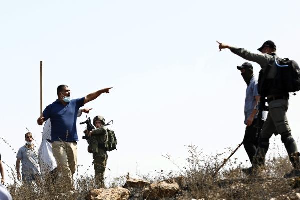 مستعمرون يدمرون شبكة ري ويفرغون بئر مياه في خلايل اللوز جنوب بيت لحم