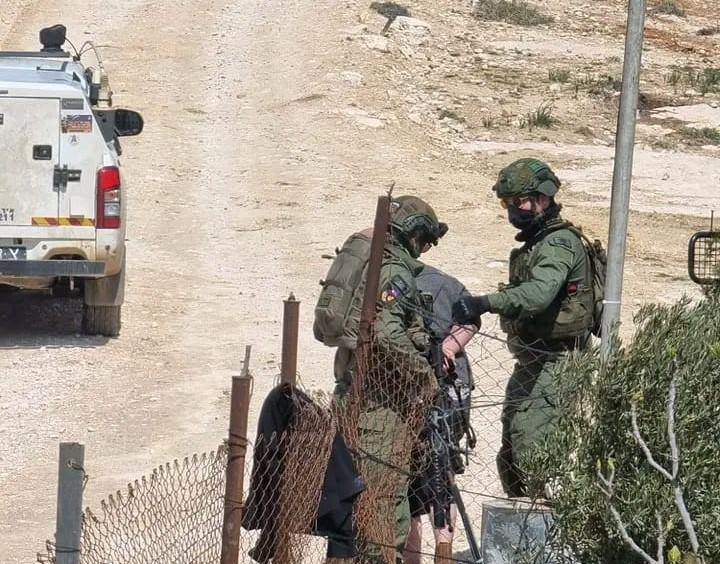 مستعمرون يُهاجمون منازل المواطنين في مسافر يطا والاحتلال يعتقل 4 مواطنين