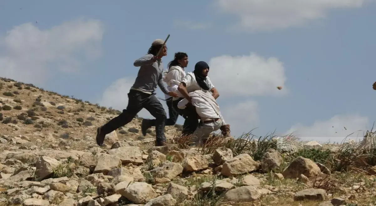 مستعمرون يختطفون شاباً ويعتدون عليه بالضرب شرق قلقيلية