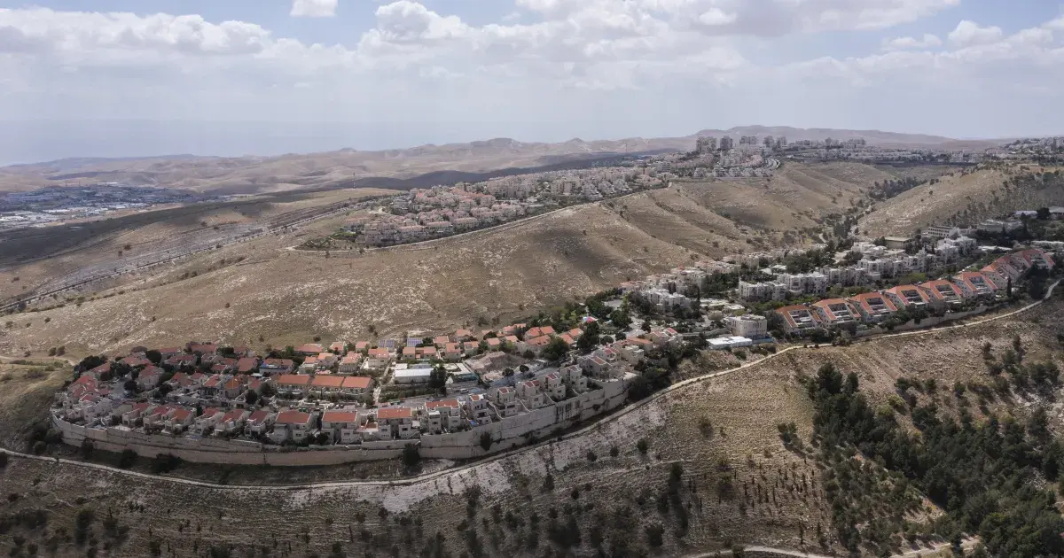 عضو في حزب غادي آيزنكوت يدعو لإخلاء مستوطنات أقامها وروّج لها سموتريتش