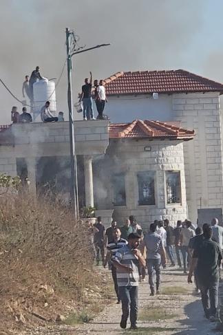 مستوطنون يحرقون منزلًا مأهولًا جنوب غرب نابلس