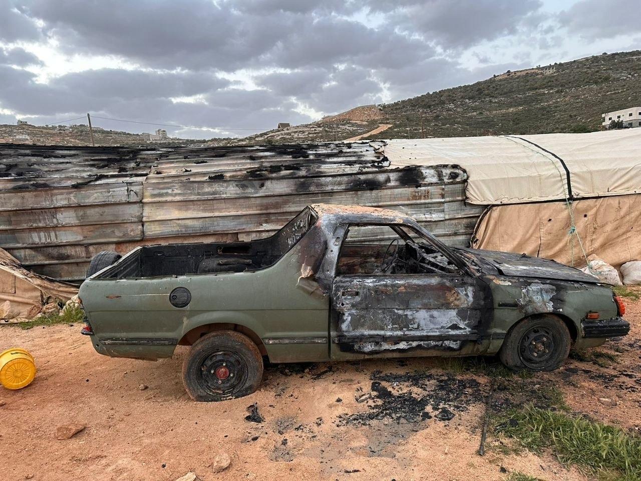 نابلس: مستعمرون يحرقون منزل وخيمتين و4 مركبات ويعتدون على مواطنين