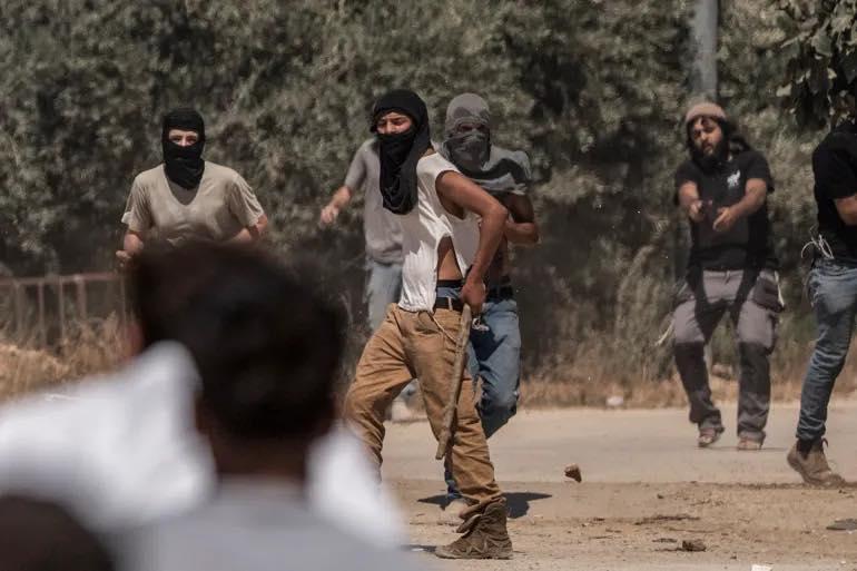 مستوطنون ينفذون عدة انتهاكات بحق المواطنين وممتلكاتهم في الضفة