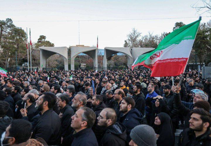 مئات الآلاف في شوارع طهران.. إيران تستعرض مسيّراتها وسط تصاعد التوتر