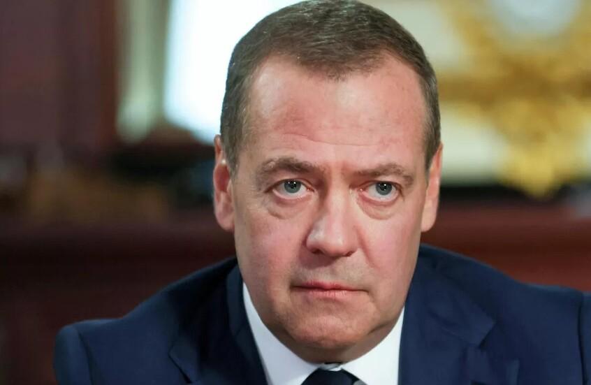 مدفيديف: الحرب العالمية الثالثة قد تبدأ في أي لحظة إذا واصل ترامب سياسته "المجنونة"