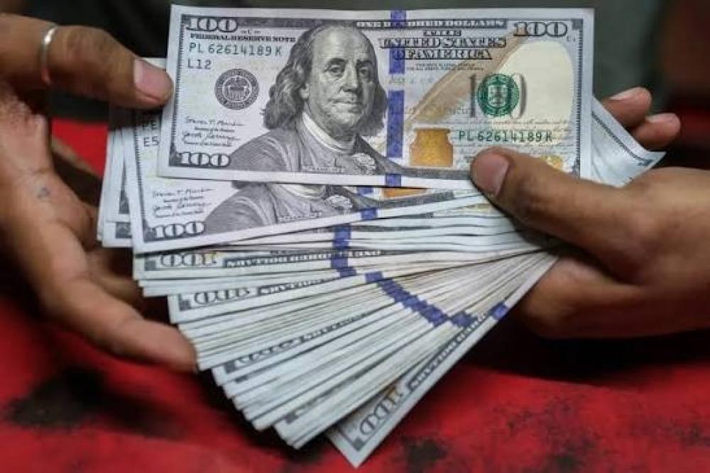 الدولار يترنح مع تراجع احتمالات رفع الفائدة