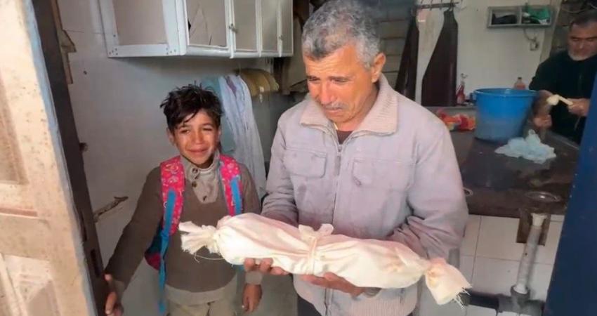 وفاة طفل رضيع في دير البلح بسبب البرد القارس