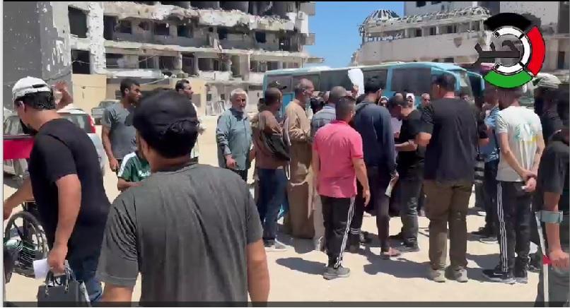 بالفيديو: وقفة أمام مجمع الشفاء الطبي بغزة للمطالبة بتسهيل سفر مرضى السرطان للعلاج في الخارج