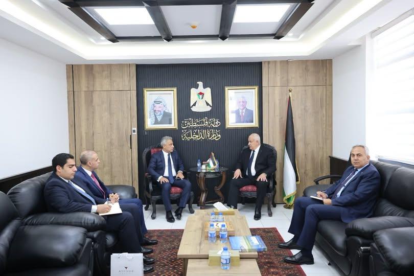 وزير الداخلية الفلسطيني يستقبل السفير المصري برام الله