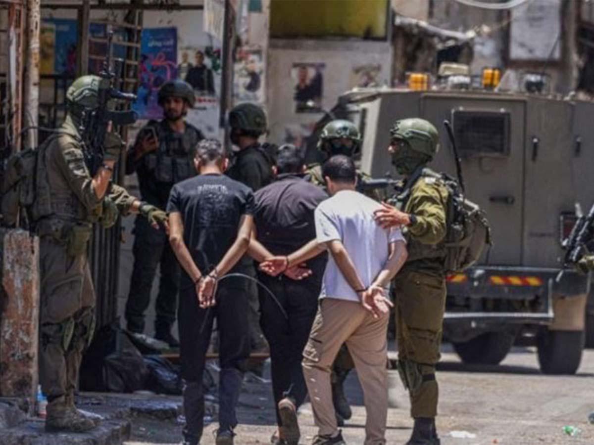 قوات الاحتلال تشن حملة مداهمات واعتقالات في الضفة