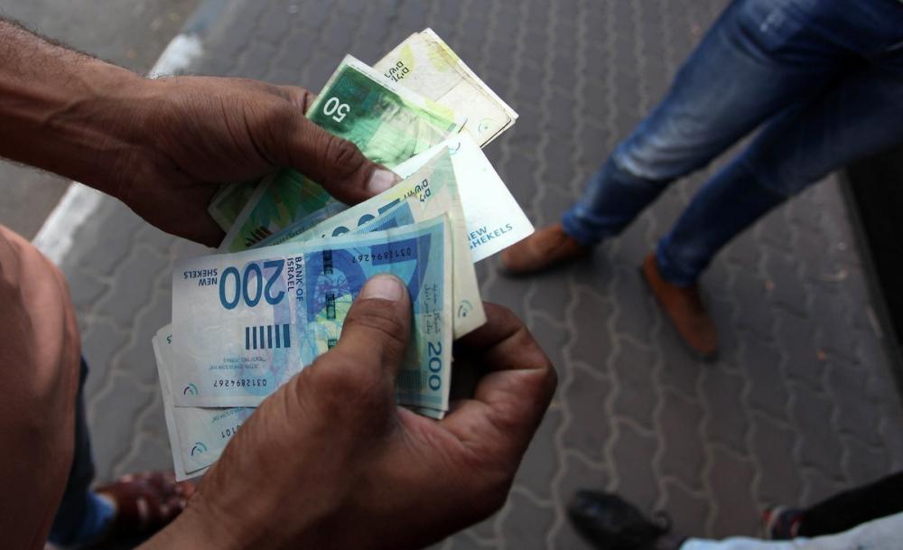 المالية: دفعة من رواتب موظفي السلطة بغزة والضفة يوم غدٍ الأربعاء