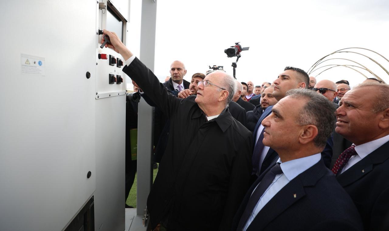 رئيس الوزراء يفتتح أكبر محطة للطاقة الشمسية في فلسطين