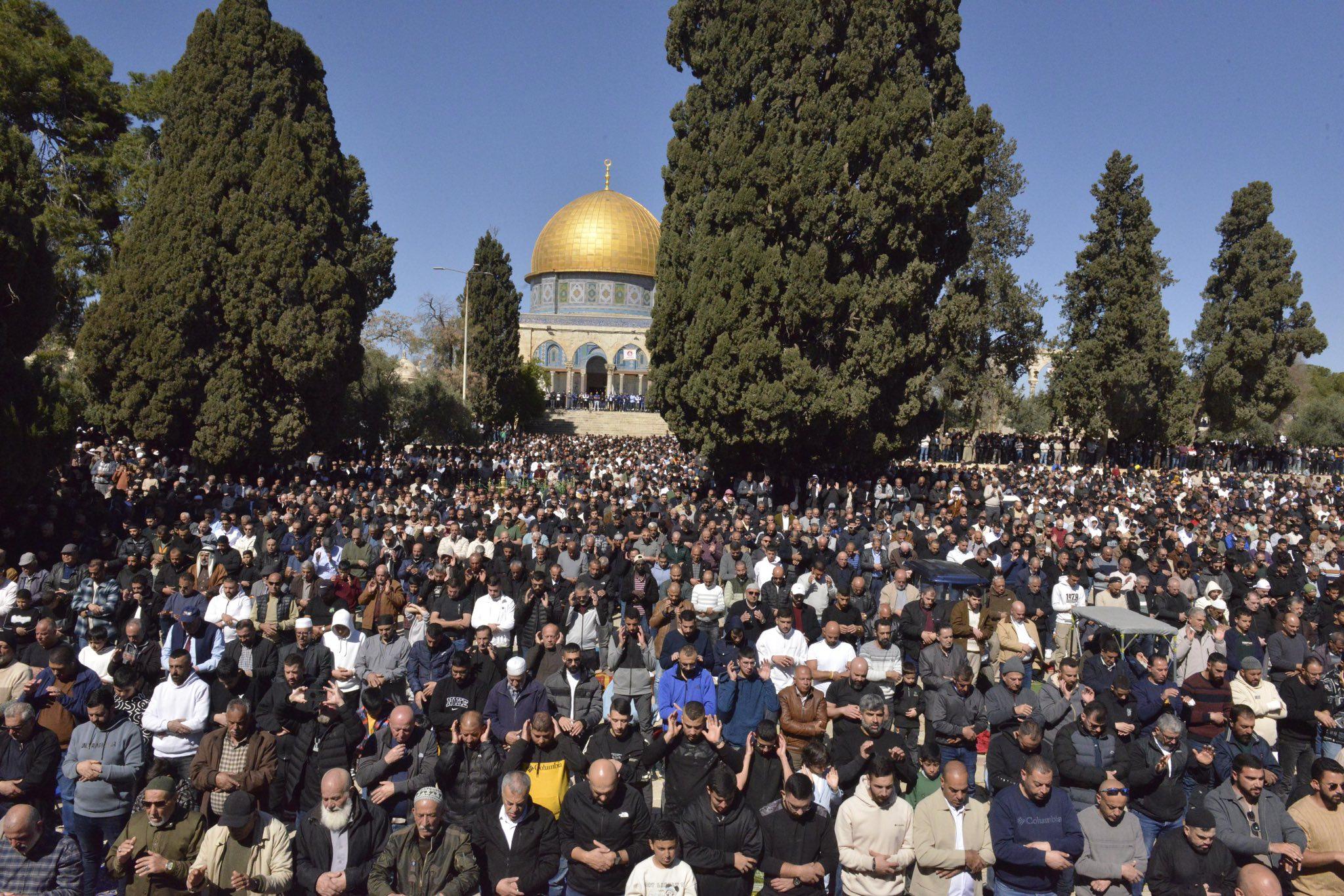 100 ألف مُصلٍ يؤدون صلاة الجمعة الثانية من رمضان في باحات الأقصى