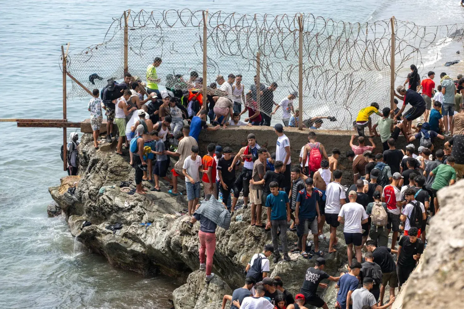 "إسرائيل" في مرمى الاتهام.. إسبانيا: معظم المهاجرين الذين دخلوا سبتة عادوا إلى المغرب