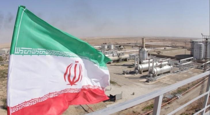 صحيفة: طهران تعمل على خفض إنتاج النفط لتجنب تجاوز حدود الطاقة الإنتاجية