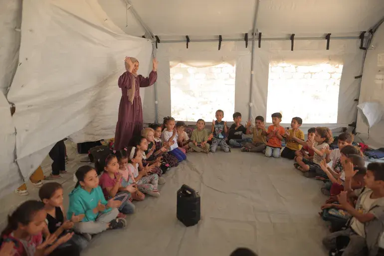 تخطيط واستراتيجيات التعليم للمبادرات التعليمية في خيام قطاع غزة