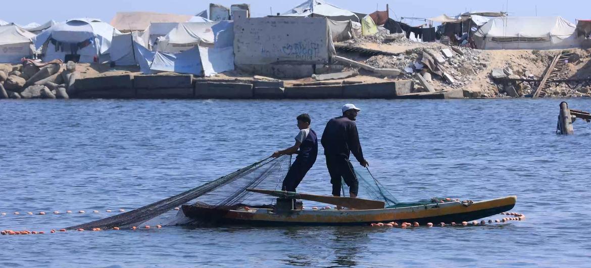 تقرير: من مهنة الأجداد إلى شبح البطالة.. قصة انهيار قطاع الصيد في غزة