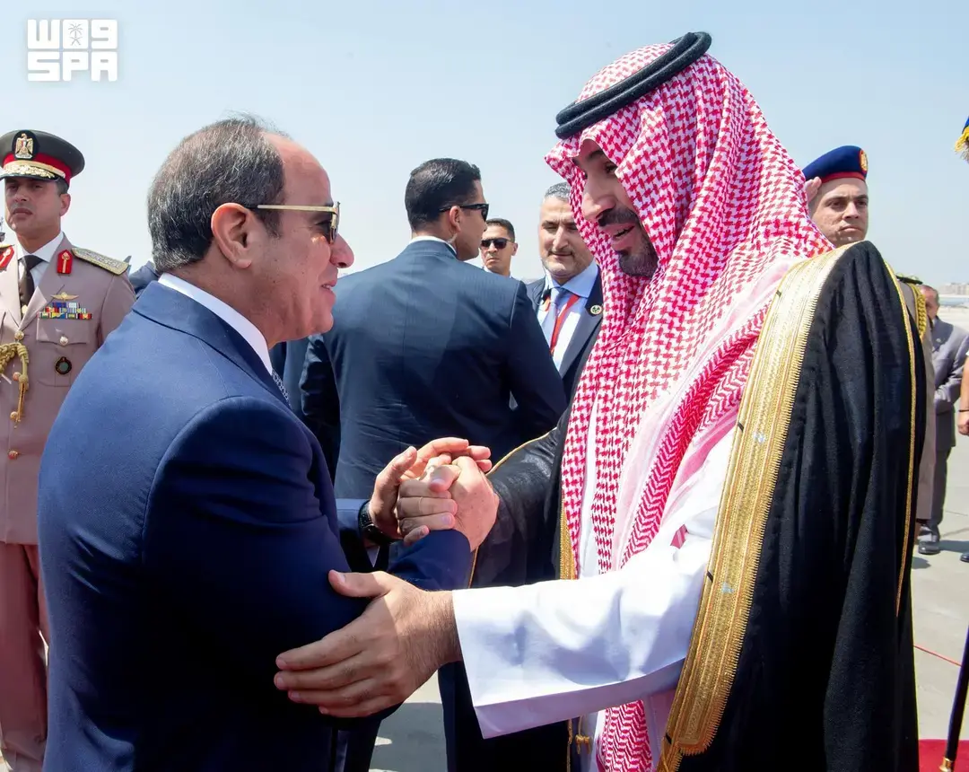 بن سلمان يصل القاهرة والسيسي في مقدمة مستقبليه