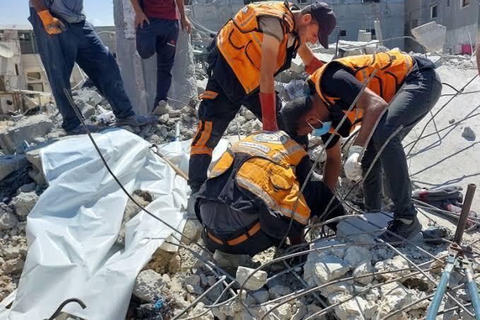 انتشال جثامين 8 شهداء من تحت أنقاض منزل في مدينة غزة