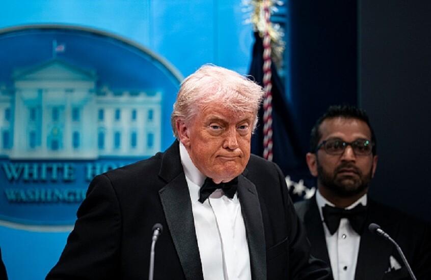 ترامب زاعمًا: إيران أبلغتنا للتو أنها في حالة انهيار وتريد فتح مضيق هرمز بأسرع وقت