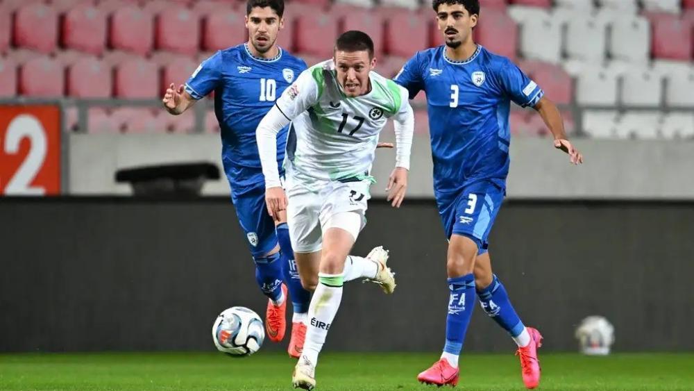 نجم أيرلندا يسجل في مرمى إسرائيل ويكرم ضحايا غزة