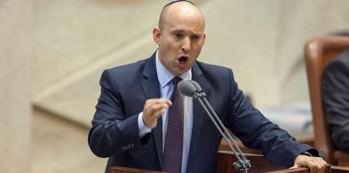 بزعم تحويل الأموال لـ"حماس"..