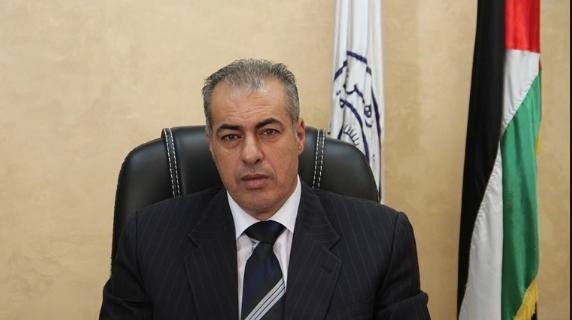 رافضًا الاستقالة من منصبه