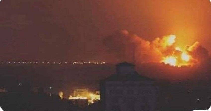 بأكثر من 12 صاروخًا