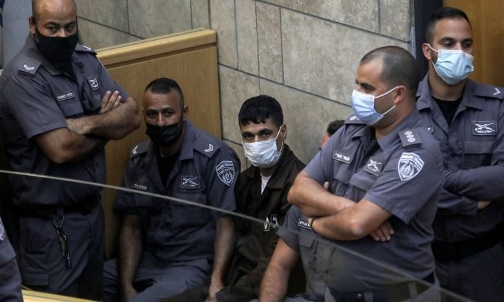 "لا يرى النور ويتحدث مع خياله"