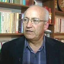 بين "كاسر الأمواج" وكاسر العجز