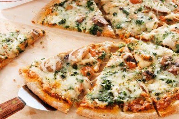 بيتزا الدجاج والسبانخ