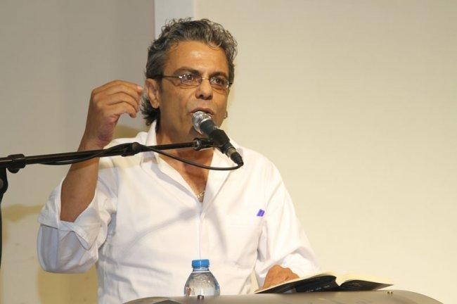 أيها العالم إنهم يقتلوننا