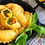 سمبوسة بالخضار واللحم بقالب السمبوسة