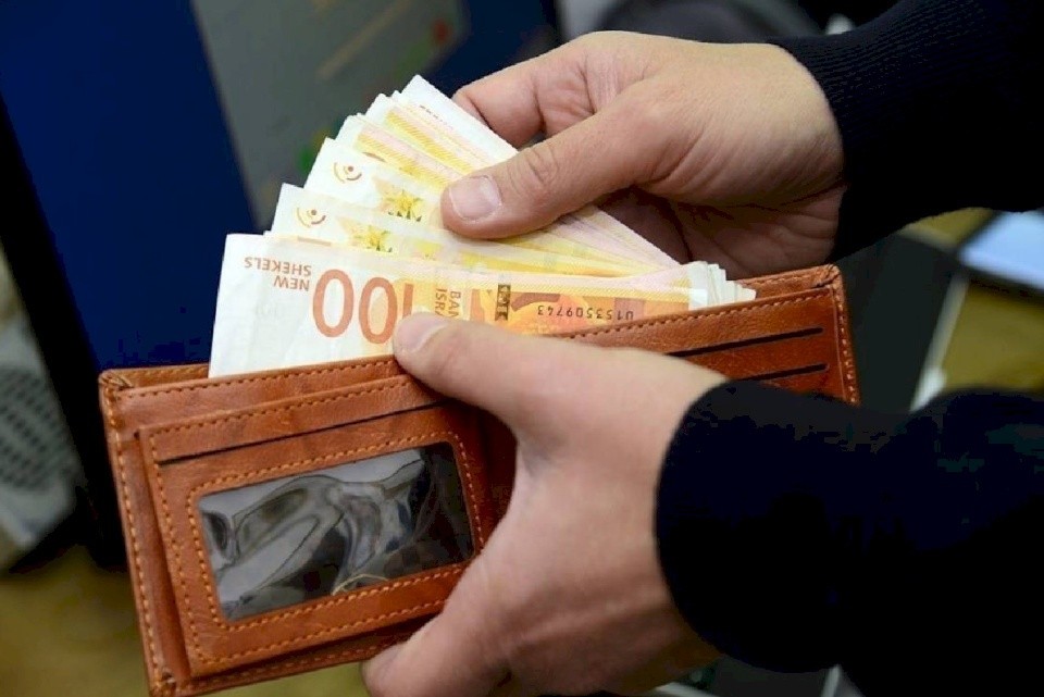 مأساة جديدة تطال الموظفين الغزيين.. عمولة مقابل صرف الراتب!