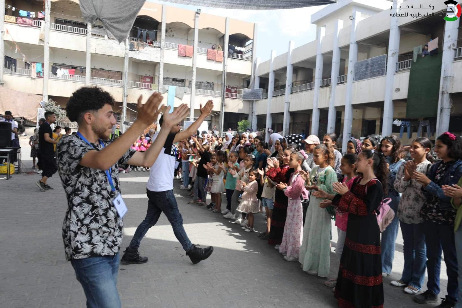 بالصور: رغم الحرب.. حفل ترفيهي يرسم البسمة على وجوه أطفال شمال قطاع غزة