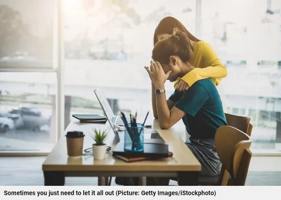 دراسة بريطانية تكشف عن 9 وظائف تتسبب فى بكاء الموظفين بحمامات العمل