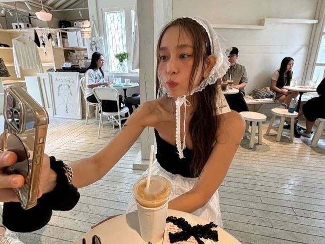 عمرها ( 52 عاما ).... صاحبة مقهى كورية تتحول لتريند بسبب مظهرها الطفولى