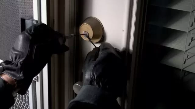 لص يقتحم منزل امرأة ويغسل ملابسها ويطهو لها الطعام