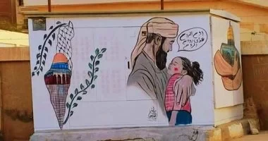 روح الروح.. "مصطفى" رسم الجد خالد وحفيدته بأسيوط لدعم القضية الفلسطينية