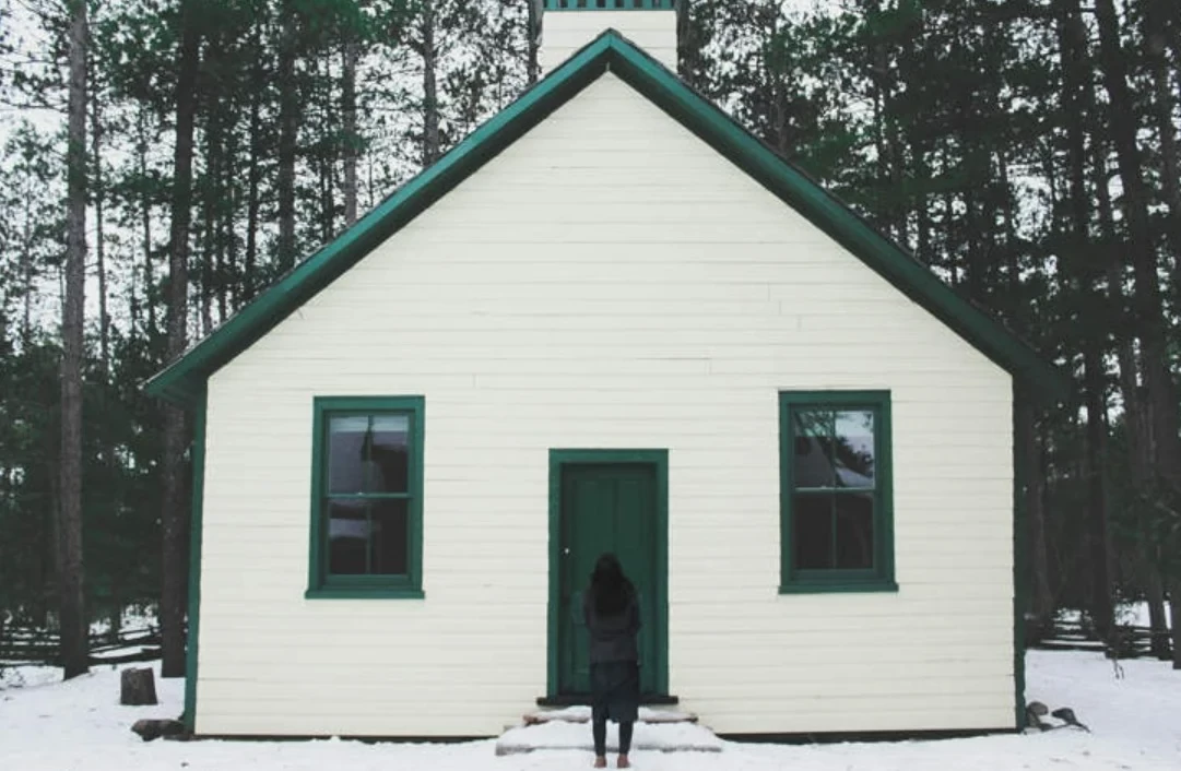 صاحب عقار فرنسي يزيل أبواب ونوافذ منزله بعد توقف المستأجر عن دفع الإيجار