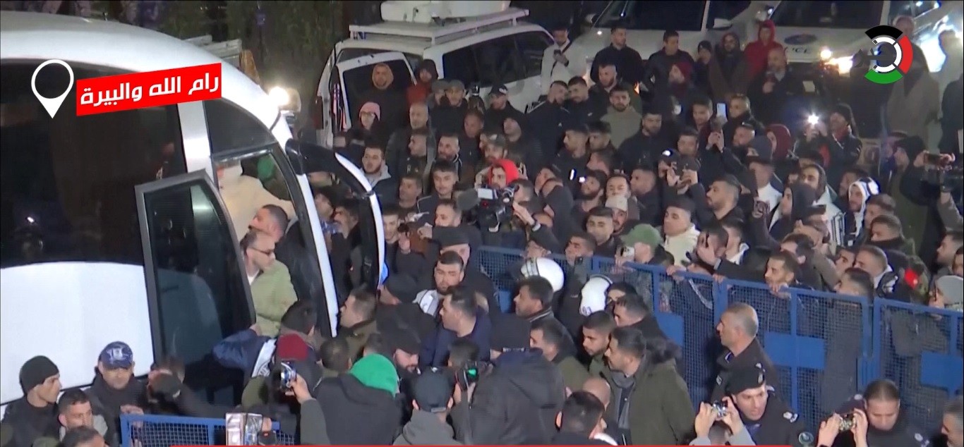 بالفيديو: وكالة خبر ترصد استقبال الأسرى المحررين ضمن الدفعة السابعة من صفقة التبادل