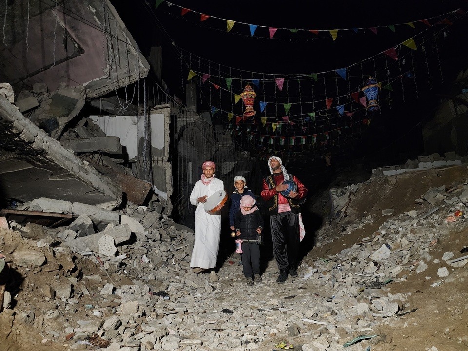 تقرير: رمضان يدق أبواب الغزيين المدمرة وقلوبهم الحزينة للمرة الثانية