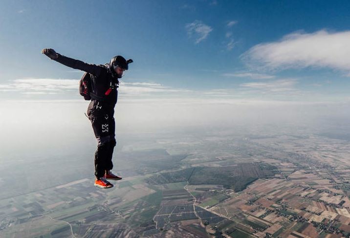 مظلى يجد هاتفه يعمل دون أي ضرر بعد سقوطه من ارتفاع 14 ألف قدم