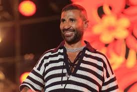 أحمد سعد يتعرض لحادث سير مروع وينجو بأعجوبة